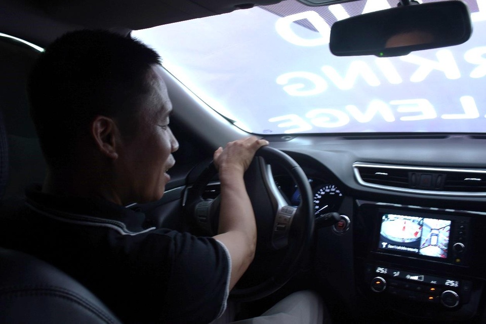 Chỉ trong vòng 2-3 phút, chiếc xe đã được lùi vào chuồng đúng theo yêu cầu của trò chơi, nhờ tính năng camera 360 độ - tính năng ưu việt trên xe X-Trail