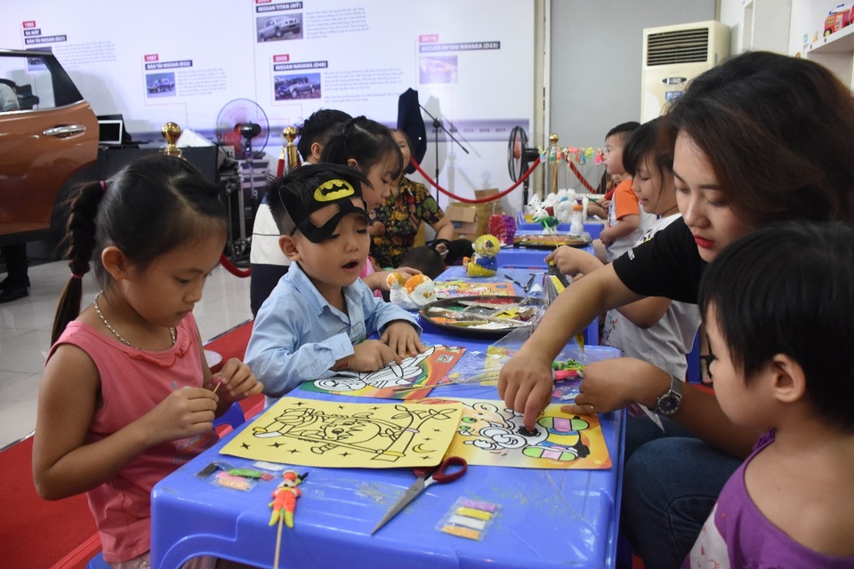 Các bé say sưa với những món đồ chơi sáng tạo