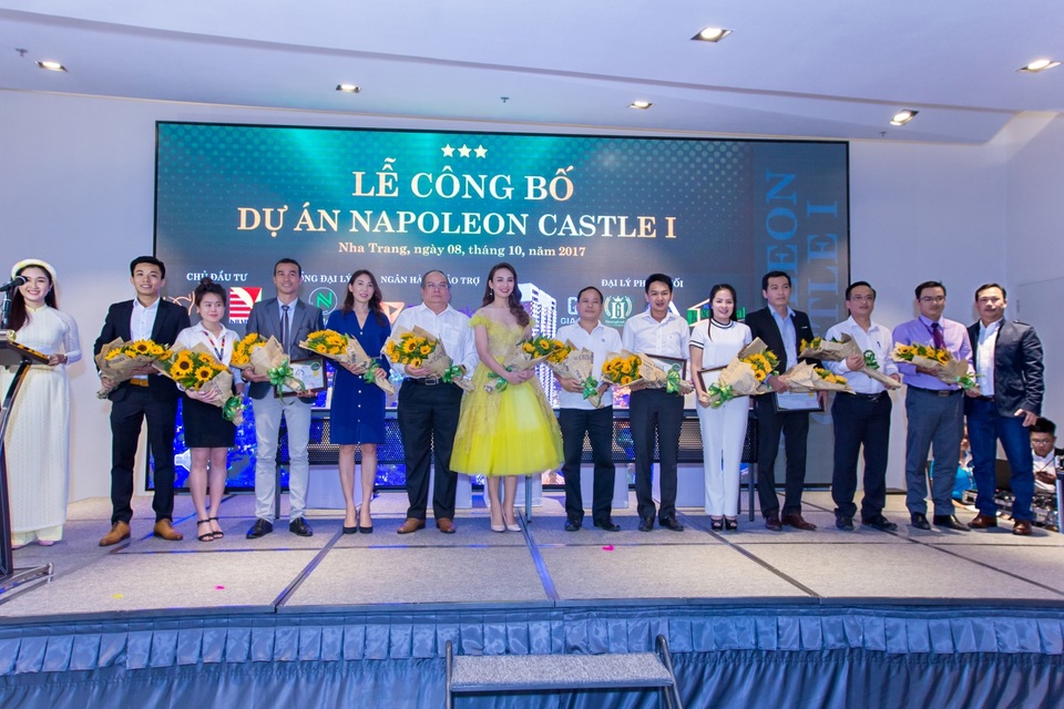 Bất động sản nghỉ dưỡng trong nước: “Tâm điểm” chú ý dồn về Nha Trang - 2 Đại sứ thương hiệu dự án Napoleon Castle - Ngọc Diễm chụp ảnh lưu niệm cùng lãnh đạo tỉnh/thành phố cùng các đại biểu trong Lễ công bố dự án.