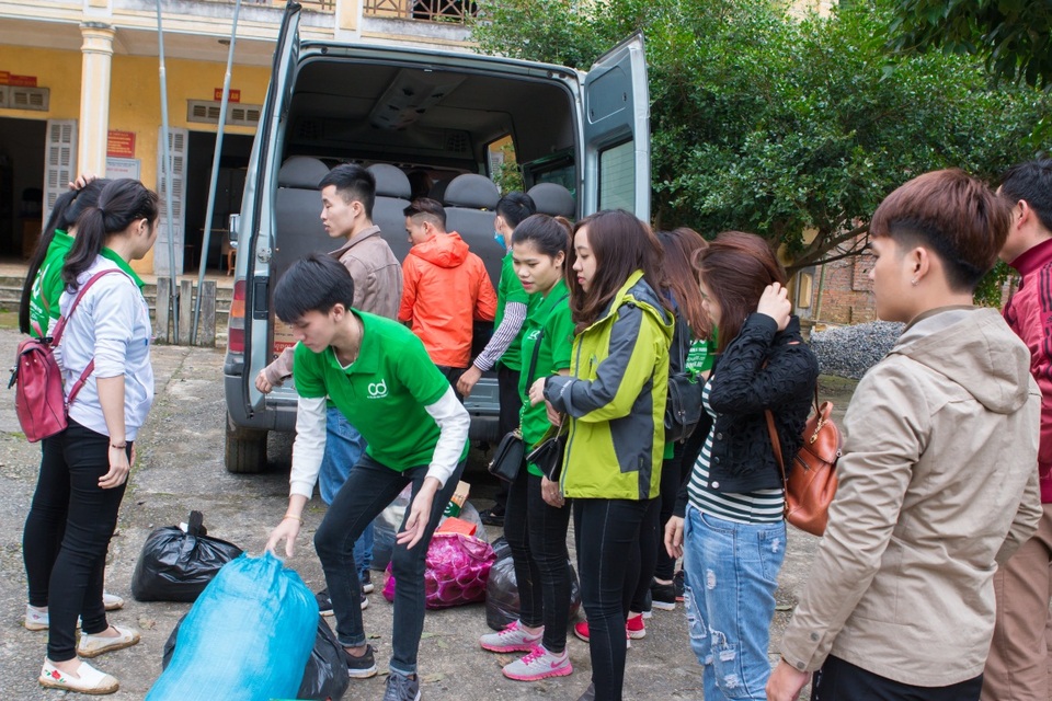 CBNV Giúp việc 88 vận chuyển nhu yếu phẩm trên xe xuống để trao cho bà con vùng cao