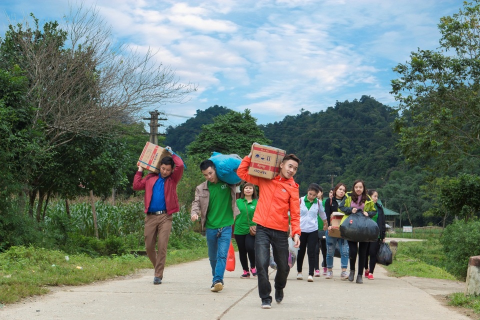 Cả đoàn “tấp nập” mang vật phẩm đến từng nhà dân