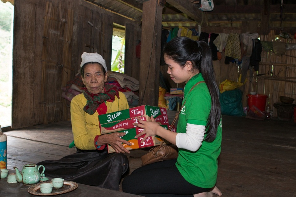 Và hàng chục thùng mì tôm được trao đến từng hộ dân nghèo