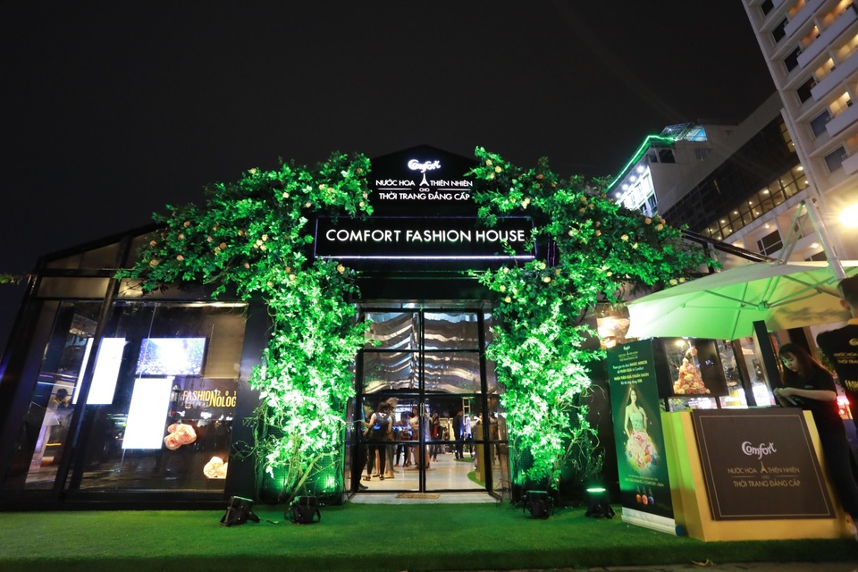 Truy tìm mùi hương được săn đón tại Fashionology Festival 2017 - 1 Xưởng chế tác thời trang Comfort - Nơi khách tham quan tìm ra hương thơm khó quên từ nước hoa thiên nhiên.