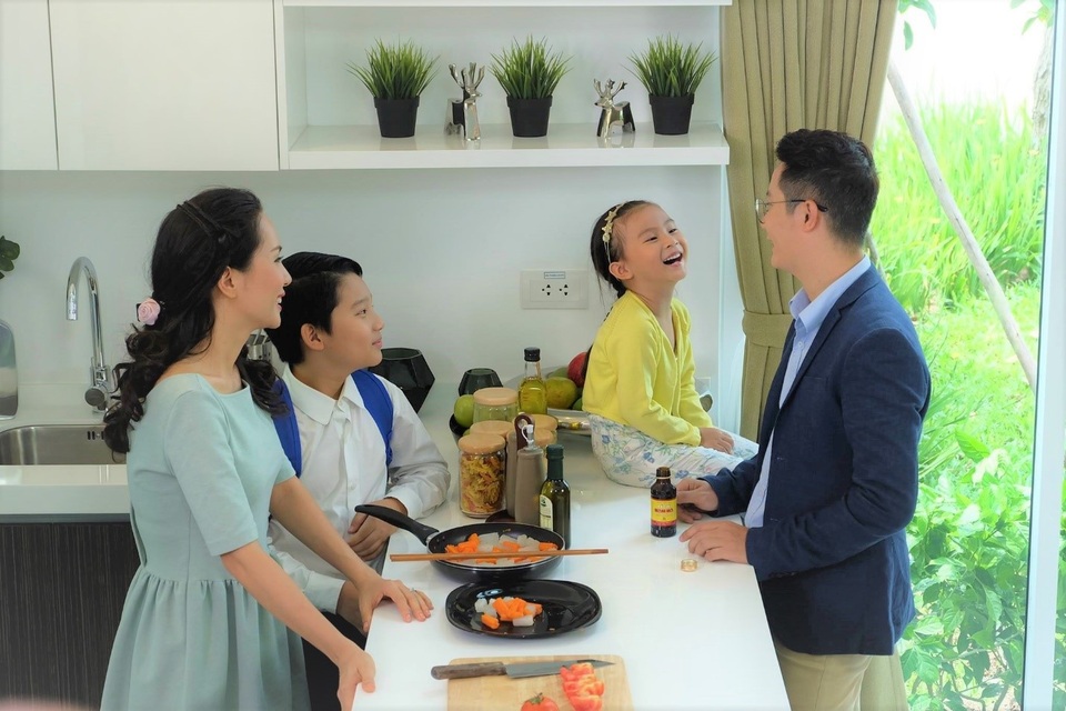 Ca sỹ Hoàng Bách: Nhìn vào tấm gương hi sinh của mẹ, tôi càng trân trọng gia đình nhỏ của mình hơn - 1 Với Hoàng Bách gia đình nhỏ lúc nào cũng là ưu tiên số 1.