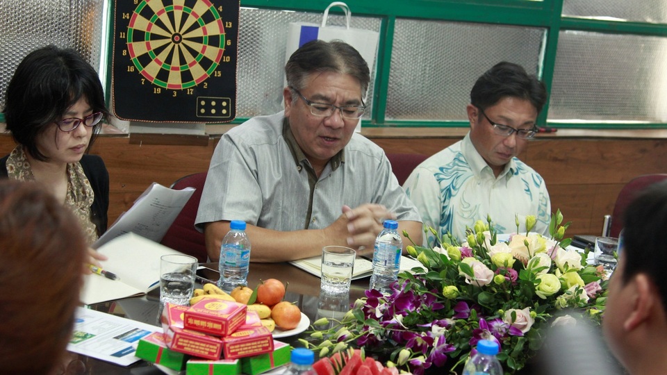 Lãnh đạo tập đoàn Kanehide Nhật Bản sang thăm và làm việc tại Nhathuoc365.vn - 2 Ông Tomoaki Matsuno - Giám đốc điều hành Kanehide Bio (giữa) đang trao đổi với Nhathuoc365.vn