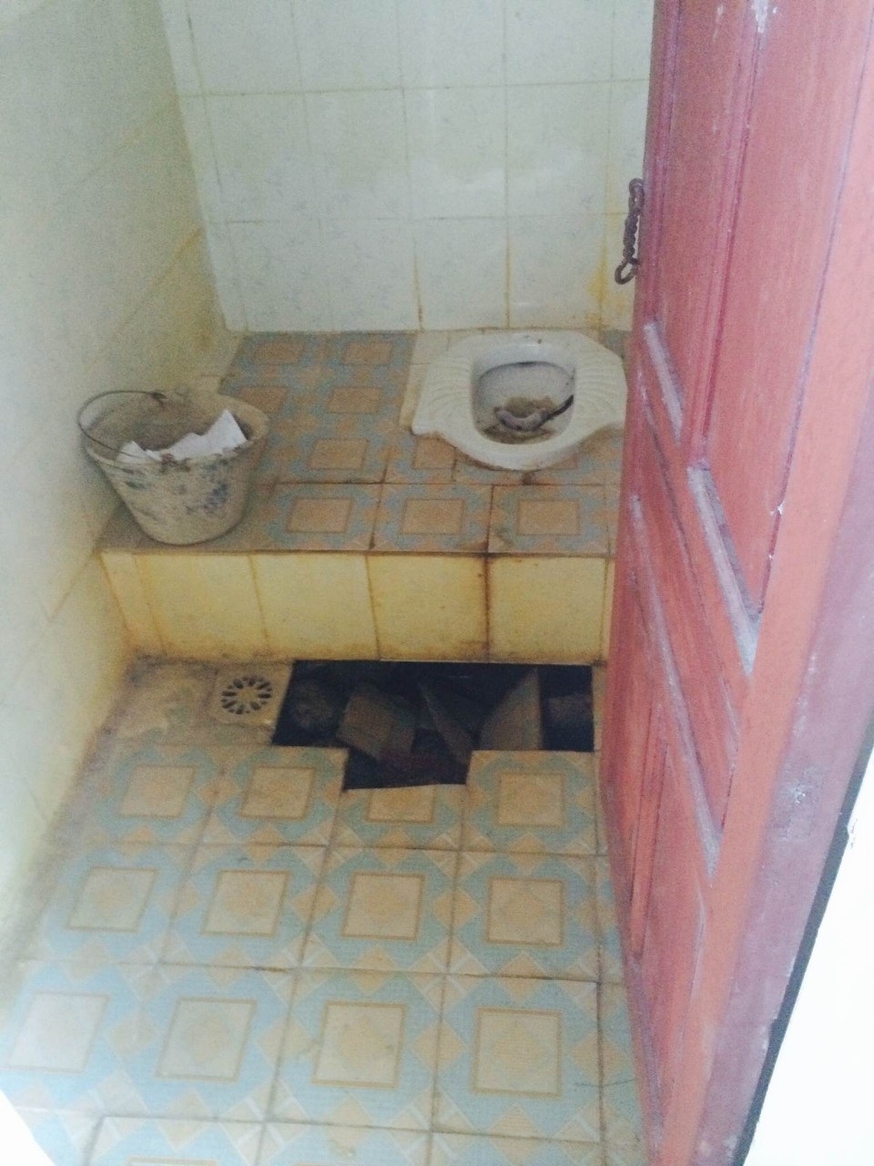 Chùm ảnh kinh hoàng nhà vệ sinh tại trường học - 4 Chùm ảnh kinh hoàng nhà vệ sinh tại trường học - 4
