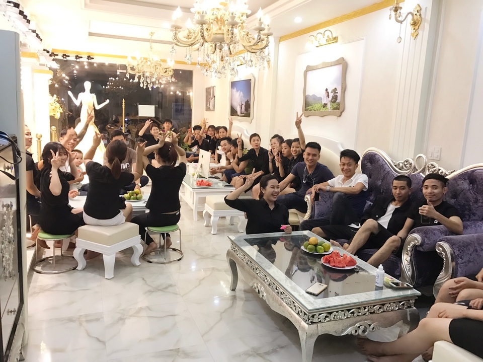 Câu chuyện lập nghiệp bằng nghề trang điểm của cô gái nghèo đất Quảng Bình - 7 Nguyễn Thùy Dương cũng đã trở thành bà chủ của một đội ngũ nhân viên trẻ, được đào tạo bài bản, đầy nhiệt huyết và sáng tạo.