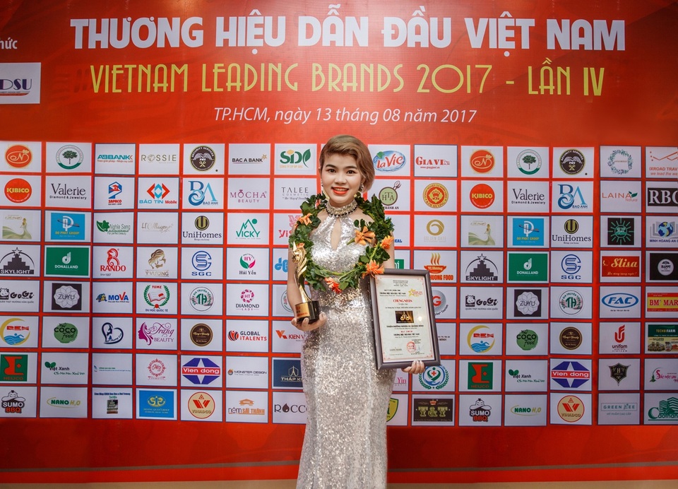 Câu chuyện lập nghiệp bằng nghề trang điểm của cô gái nghèo đất Quảng Bình - 8 Dương chia sẻ: “Mong muốn của mình là góp một phần công sức nhỏ trong việc ghi dấu những phút giây đẹp đẽ, hạnh phúc nhất trong đời người”.