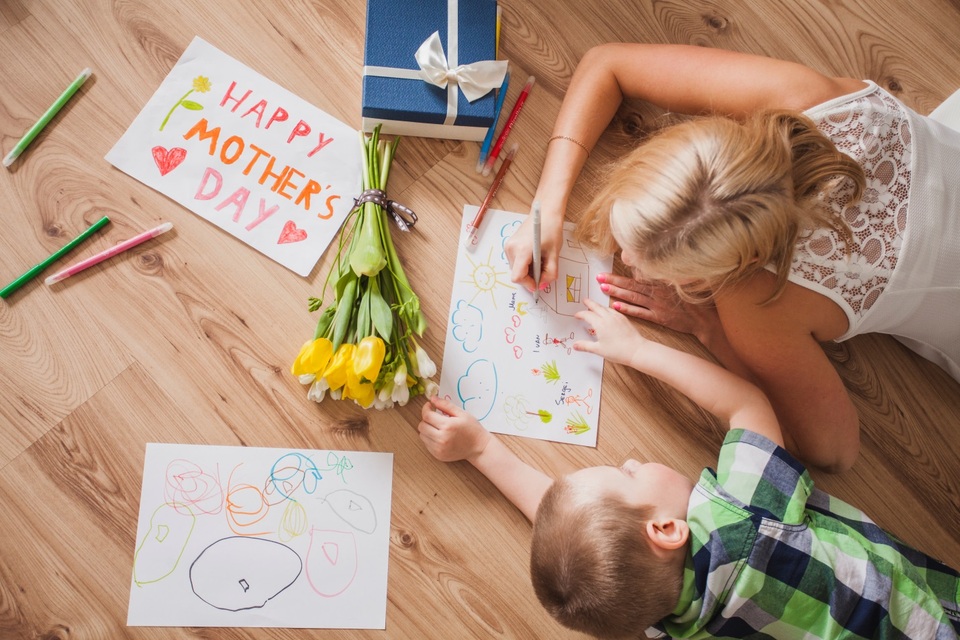 Mách “mẹ chuột túi” bí kíp tự tin “thả” con chơi trên sàn - 4 Không giống như ở nước ngoài các bà mẹ Việt Nam luôn lo sợ việc không dám cho con chơi trên sàn