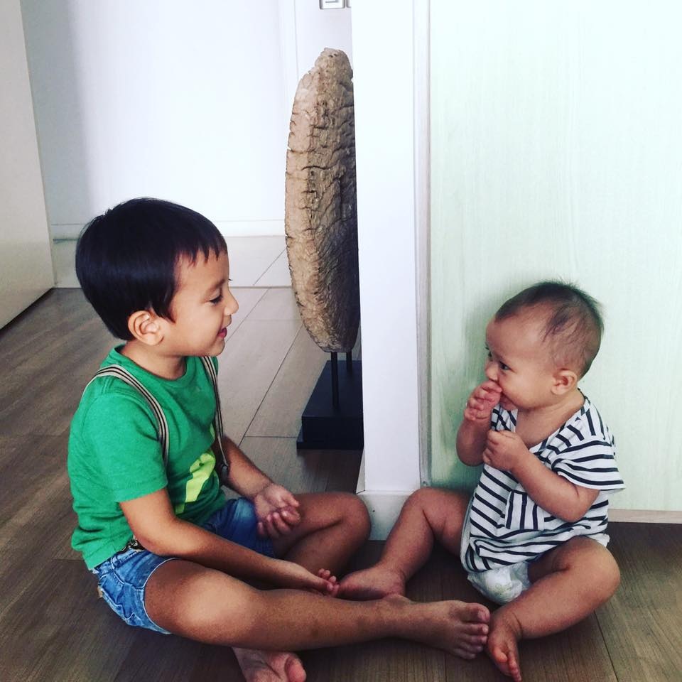 Mách “mẹ chuột túi” bí kíp tự tin “thả” con chơi trên sàn - 6 Linh và Midori thoải mái ngồi chơi trên sàn nhà nhờ bí kíp lau sàn đúng chuẩn của mẹ Thùy Minh.