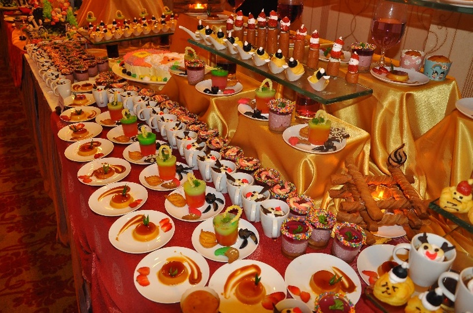 Noel - Tiệc Buffet cho ngày sum họp - 2 Nhiều món ngọt hấp dẫn được đầu bếp chế biến và bày trí tinh tế
