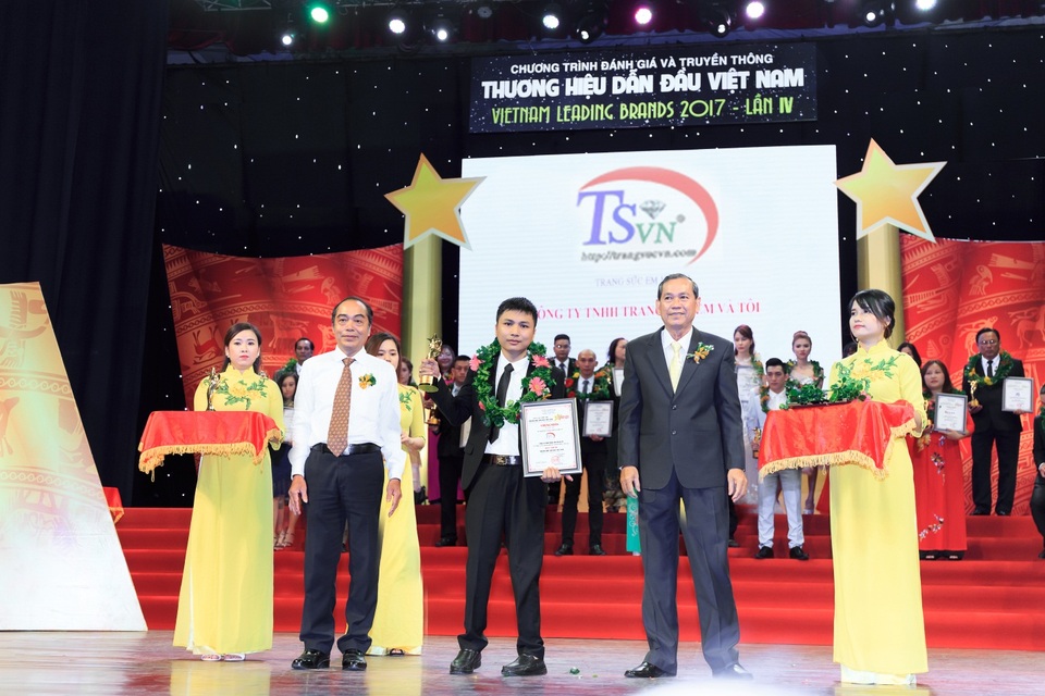 Công ty vàng bạc đá quý được vinh danh top 10 thương hiệu dẫn đầu Việt Nam 2017 - 1 Công ty vàng bạc đá quý được vinh danh top 10 thương hiệu dẫn đầu Việt Nam 2017 - 1