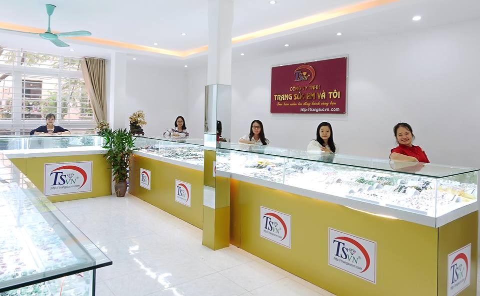 Công ty vàng bạc đá quý được vinh danh top 10 thương hiệu dẫn đầu Việt Nam 2017 - 2 Hình ảnh quầy trang sức đá thiên nhiên tầng 2 với các nhân viên sẵn sàng tư vấn cho quý khách.