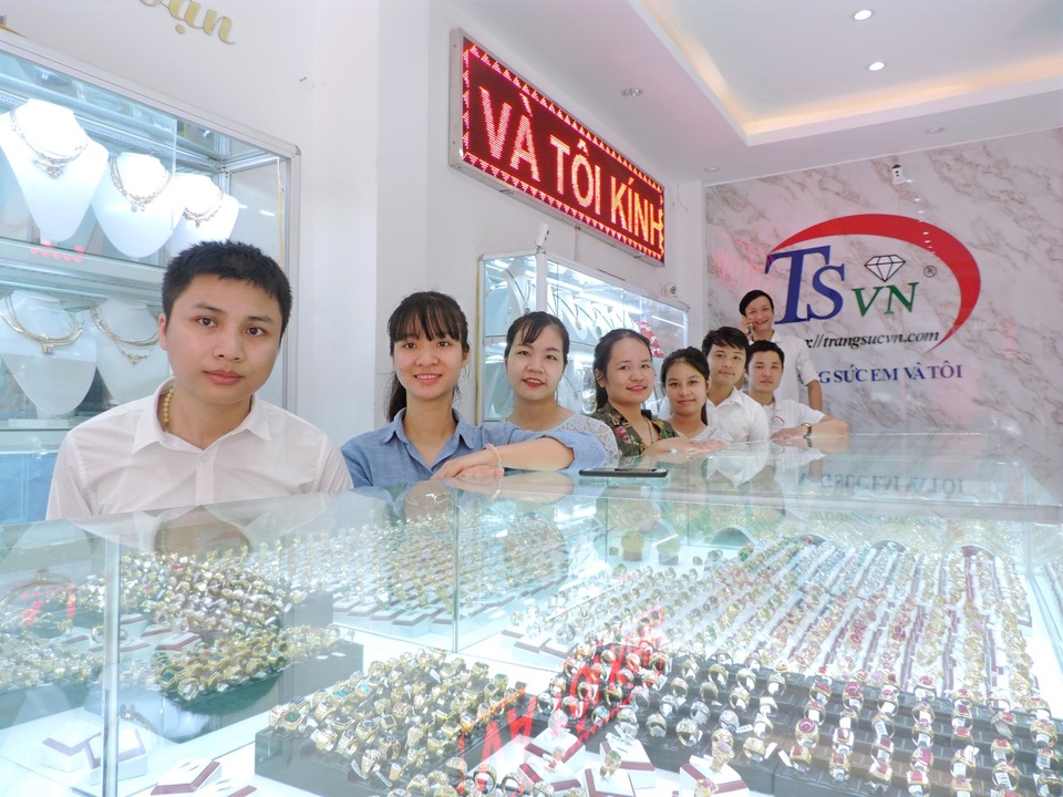 Công ty vàng bạc đá quý được vinh danh top 10 thương hiệu dẫn đầu Việt Nam 2017 - 3 Đôi ngũ nhân viên chuyên nghiệp và nhiệt tình hướng dẫn khách hàng.