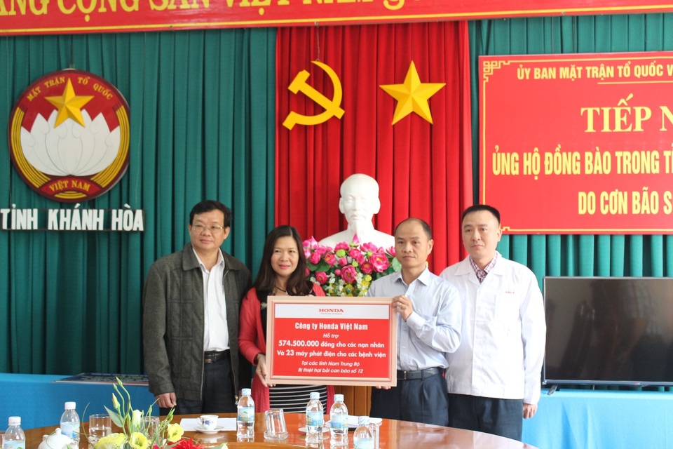 Đại diện HVN trao biển tượng trưng ủng hộ lũ lụt cho người dân các tỉnh Nam Trung Bộ