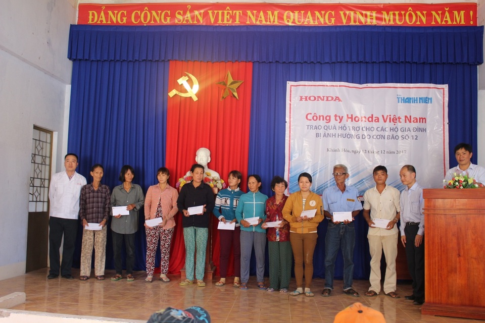 Đại diện HVN trao quà tặng cho người dân tỉnh Khánh Hòa