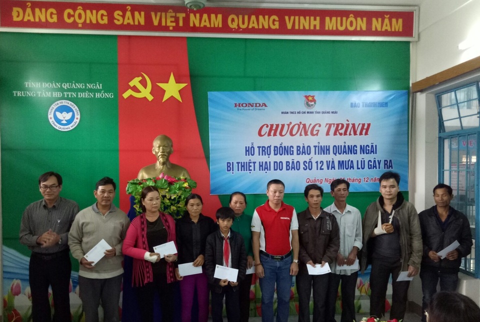 Đại diện HVN trao quà tặng cho các gia đình tại Quảng Ngãi