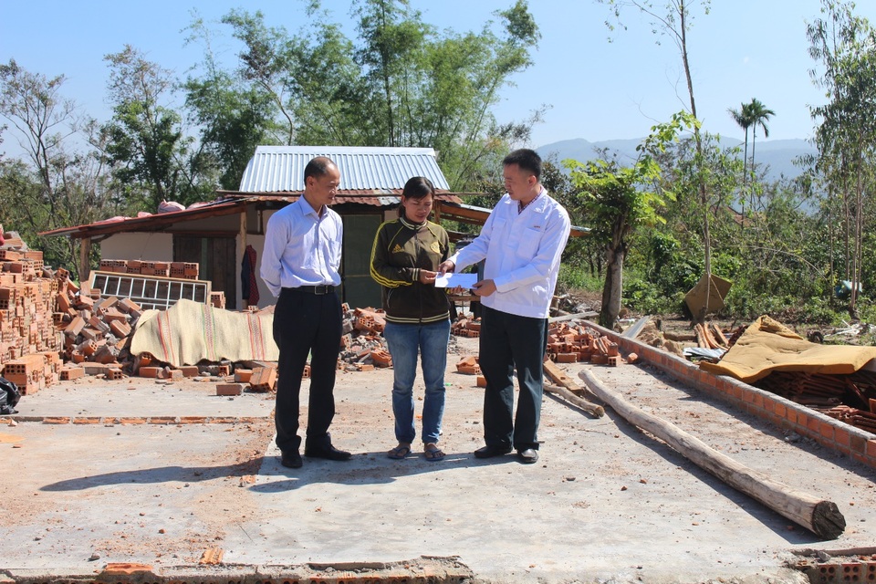 Những phần quà được trao tận tay những người dân Nam Trung Bộ chịu hậu quả nặng nề sau bão.