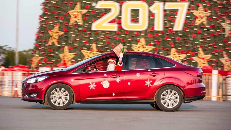 Ông già Noel tất bật phát quà cùng Ford Focus - 1