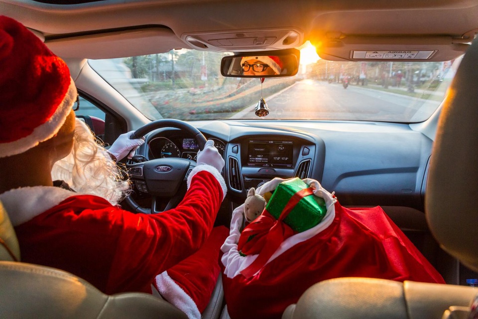 Ông già Noel tất bật phát quà cùng Ford Focus - 1