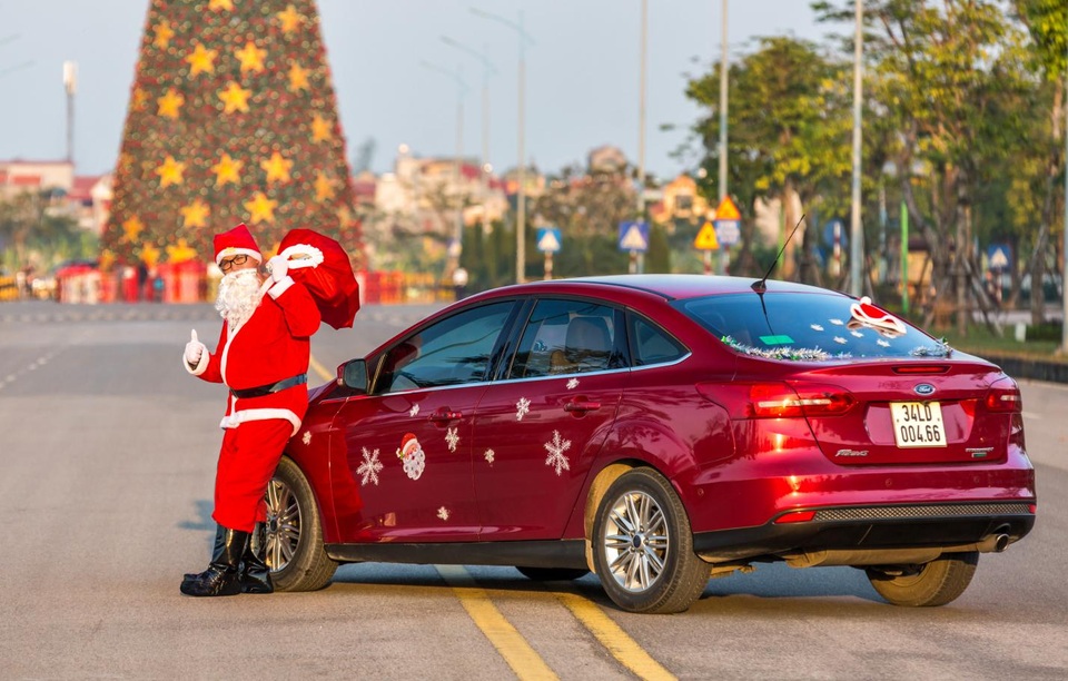 Ông già Noel tất bật phát quà cùng Ford Focus - 2