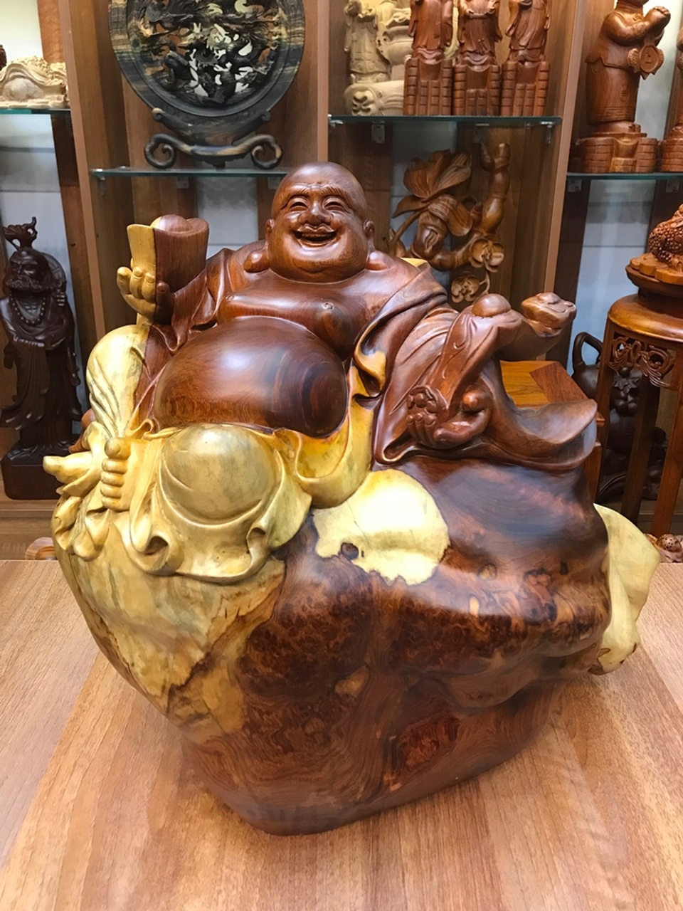 Thị trường đồ gỗ mỹ nghệ sôi động dịp cuối năm - 4 Hay tượng gỗ Di Lặc là những mẫu được nhiều người ưa chuộng làm quà biếu tặng đầu năm bởi tượng trưng cho tài lộc, may mắn và hạnh phúc.