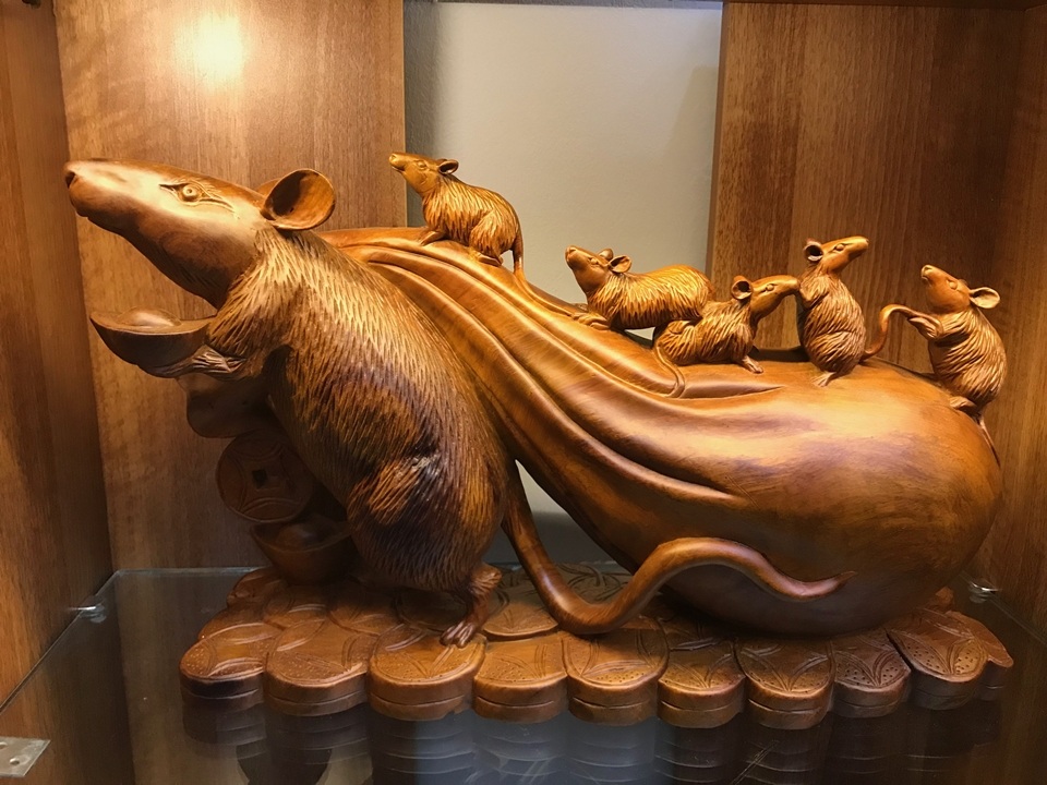Thị trường đồ gỗ mỹ nghệ sôi động dịp cuối năm - 6 Các sản phẩm của Nam Anh sử dụng chất liệu gỗ quý lâu năm đã qua xử lý, được trạm khắc tinh xảo và có hồn từ bàn tay của những người thợ khéo léo nhiều năm kinh nghiệm.
