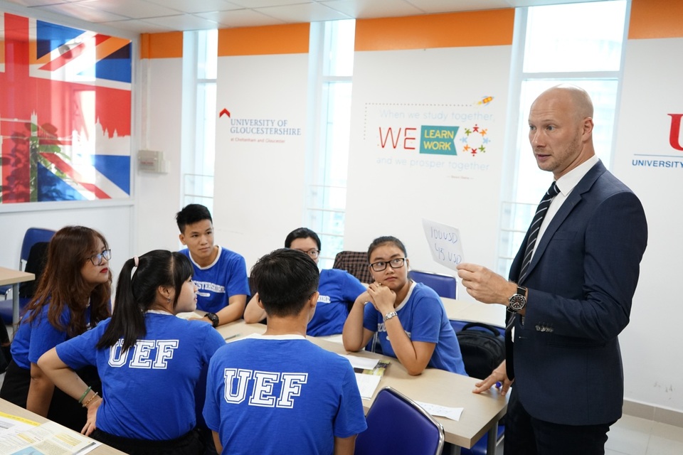 UEF công bố đề án tuyển sinh đại học dự kiến năm 2018 - 2 UEF chú trọng trang bị tiếng Anh cho sinh viên