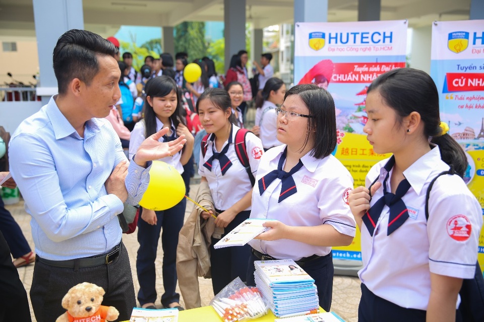 Đề án tuyển sinh Đại học chính quy năm 2018 dự kiến của HUTECH - 2 HUTECH nhận hồ sơ xét tuyển đối với các phương thức 2 và 3 dự kiến bắt đầu từ ngày 2/5/2018