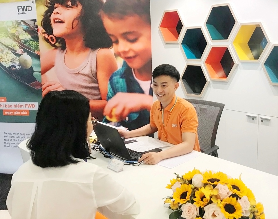 Bảo hiểm FWD cho phép khách hàng rút tiền 24/7 - 1 Nhân viên Công ty Bảo hiểm Nhân thọ FWD Việt Nam đang tư vấn cho khách hàng