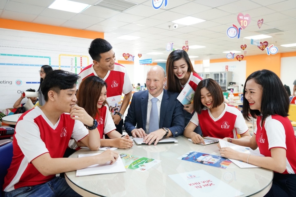 UEF công bố chính sách học bổng tuyển sinh 2018 - 4 Tại UEF, các môn học bằng tiếng Anh chiếm trên 50% thời lượng giảng dạy