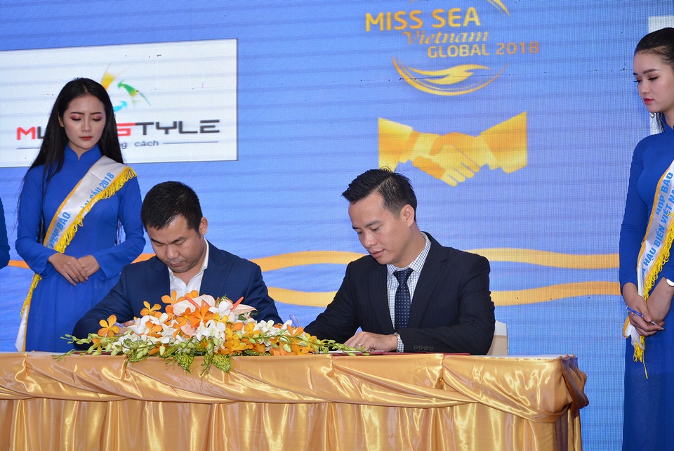 Mỹ phẩm Riori vinh dự đồng hành cùng Hoa hậu Biển toàn cầu 2018 - 1 Giám đốc nhãn hàng RIORI Đặng Văn Giang ký hợp đồng tài trợ