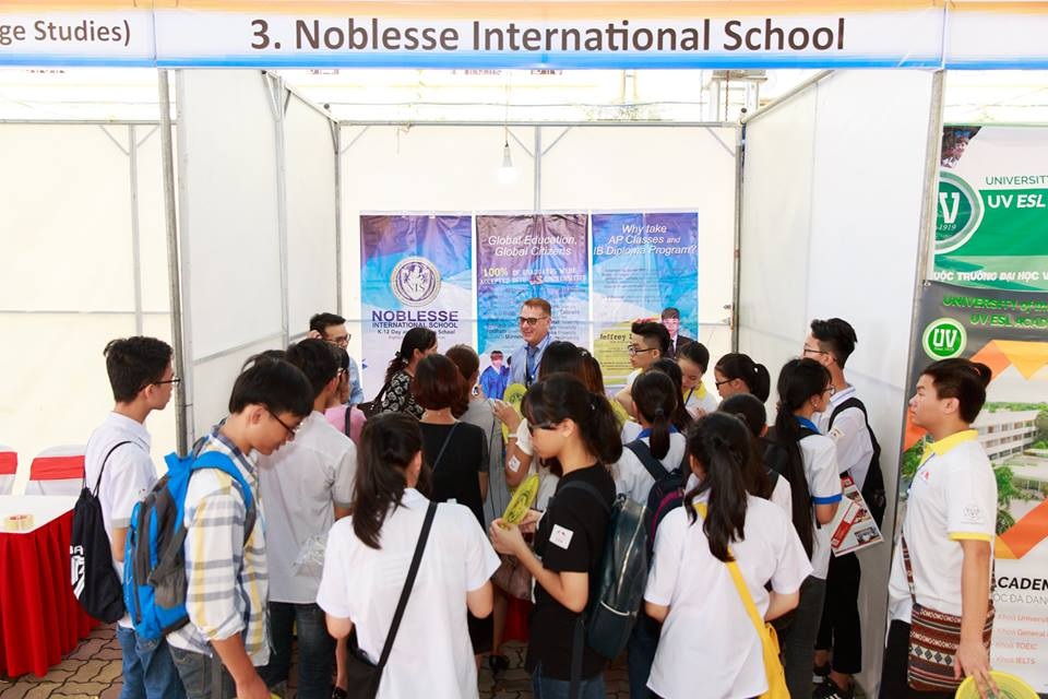 Học Tiếng Anh như thế nào cho hiệu quả? - 2 Học sinh Việt Nam hứng thú trò chuyện với giáo viên bản ngữ