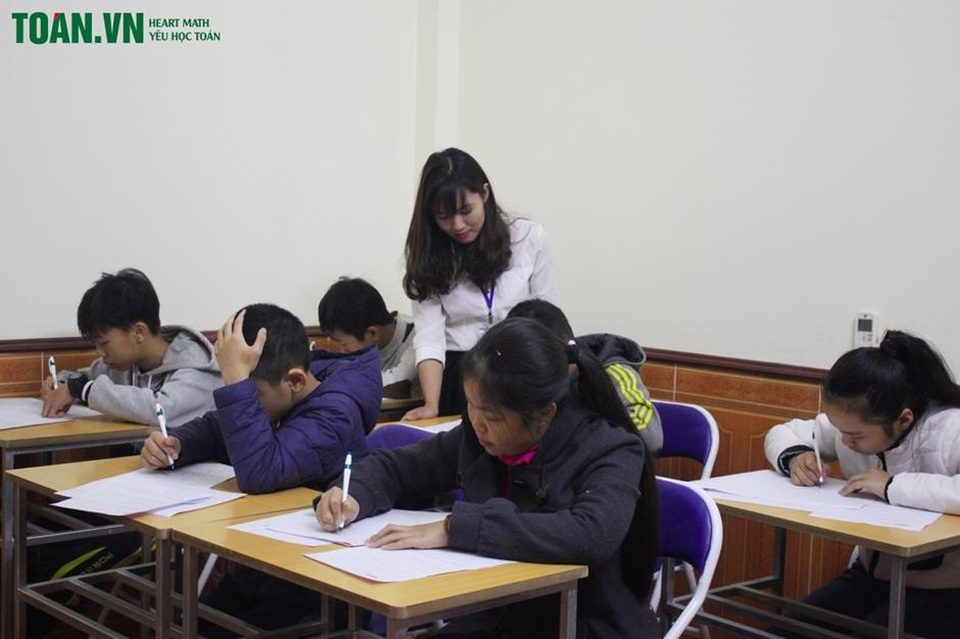 Con hổng kiến thức toán, làm sao để con yêu học toán trở lại? - 3
Thầy Lâm cho biết, có học sinh đã “yêu học toán” chỉ trong một tháng, lâu hơn thì 3-6 tháng với sự hỗ trợ của thầy cô, tin tưởng từ bố mẹ để các em tự tin vào bản thân.