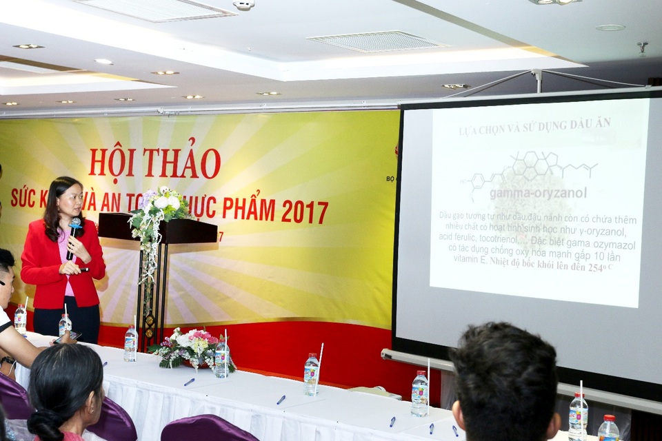 Lựa chọn nguyên liệu chế biến an toàn, đối phó với vấn nạn thực phẩm bẩn ngày Tết - 3 TS Lê Thị Hồng Hảo – Viện trưởng Viện Kiểm Nghiệm An Toàn Vệ Sinh Thực Phẩm Quốc Gia đưa ra những chỉ dẫn lựa chọn và sử dụng dầu ăn an toàn và bổ dưỡng, trong đó có thành phần Gamma-Oryzanol tốt cho người cao tuổi.