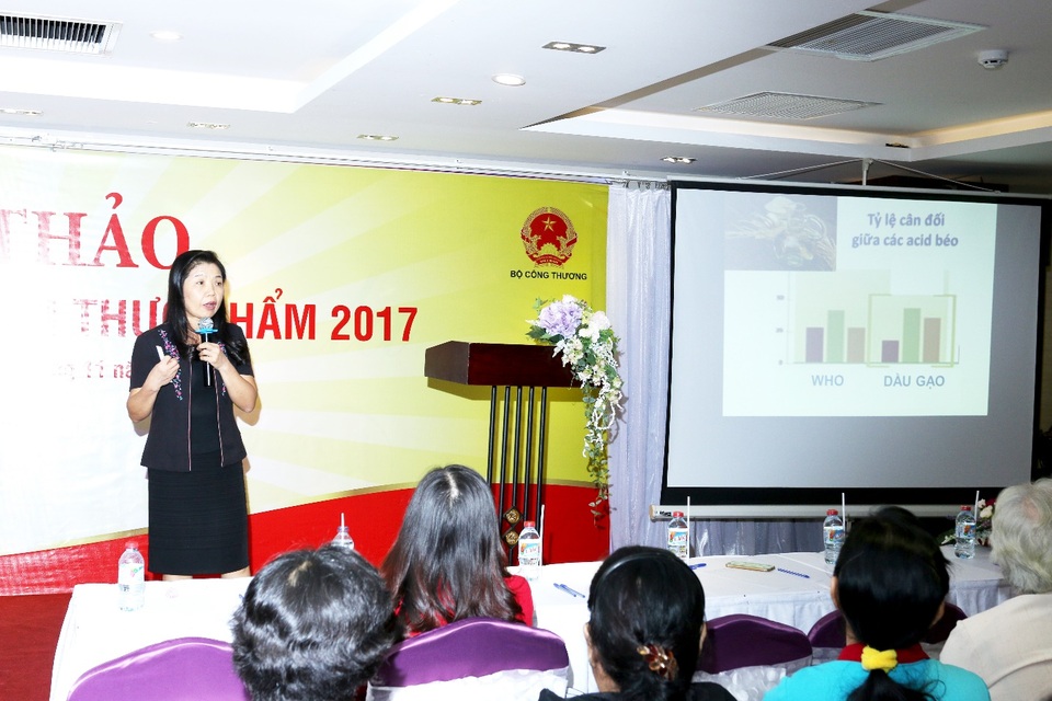 Lựa chọn nguyên liệu chế biến an toàn, đối phó với vấn nạn thực phẩm bẩn ngày Tết - 4 Theo PGS. TS. Lê Bạch Mai, Phó viện trưởng Viện dinh dưỡng quốc gia, dầu gạo chứa dồi dào các dưỡng chất Gamma-Oryzanol, Phytosterol, Vitamin E,... rất tốt cho sức khoẻ tim mạch.
