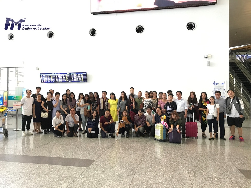 Phụ huynh và học sinh du học Ba Lan tại Sân bay quốc tế Nội Bài 09/2017