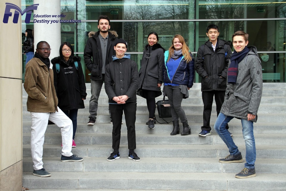 Sinh viên Flat World và các bạn bè quốc tế