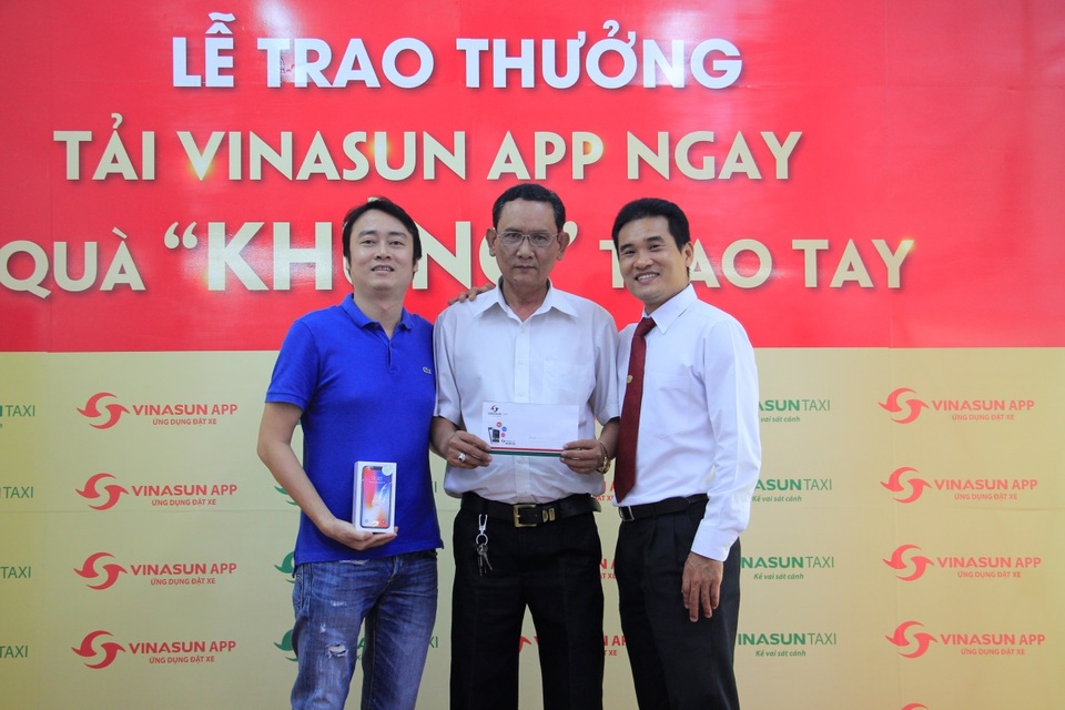 Năm mới đi taxi miễn phí, trúng quà "khủng" cùng Vinasun App - 1 Ông Nguyễn Bảo Toàn - PTGĐ Vinasun Corp. (bìa Phải) trao thưởng cho khách hàng và lái xe may mắn