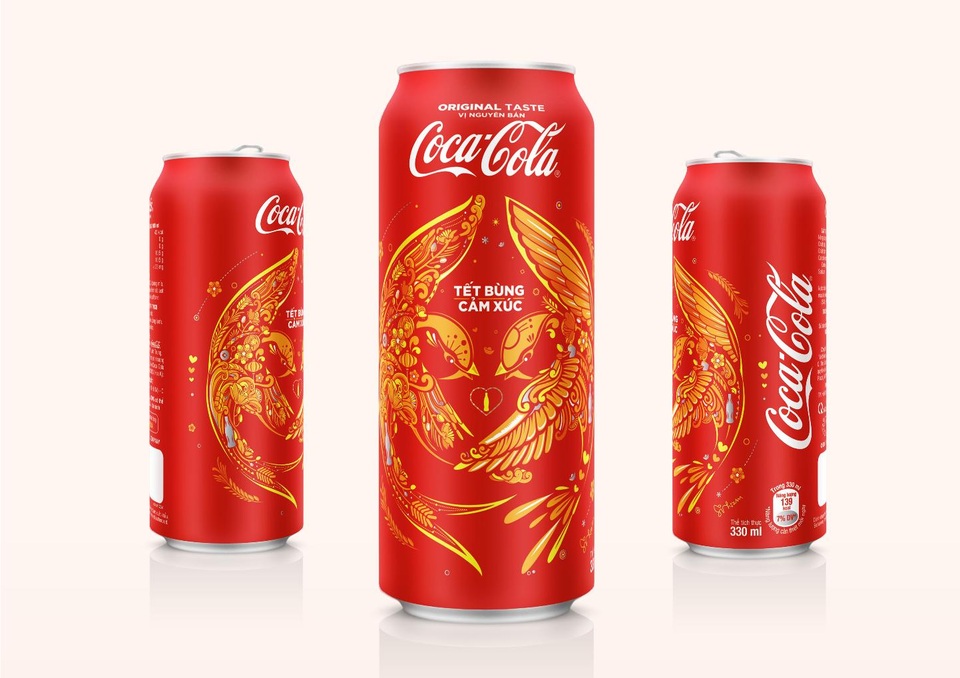 Những nghệ sĩ đứng sau bao bì Tết của Coca-Cola - 3 Những nét vẽ tay của họa sĩ Mr. Sith trên mẫu lon Tết bùng cảm xúc về đề tài tình yêu đôi lứa