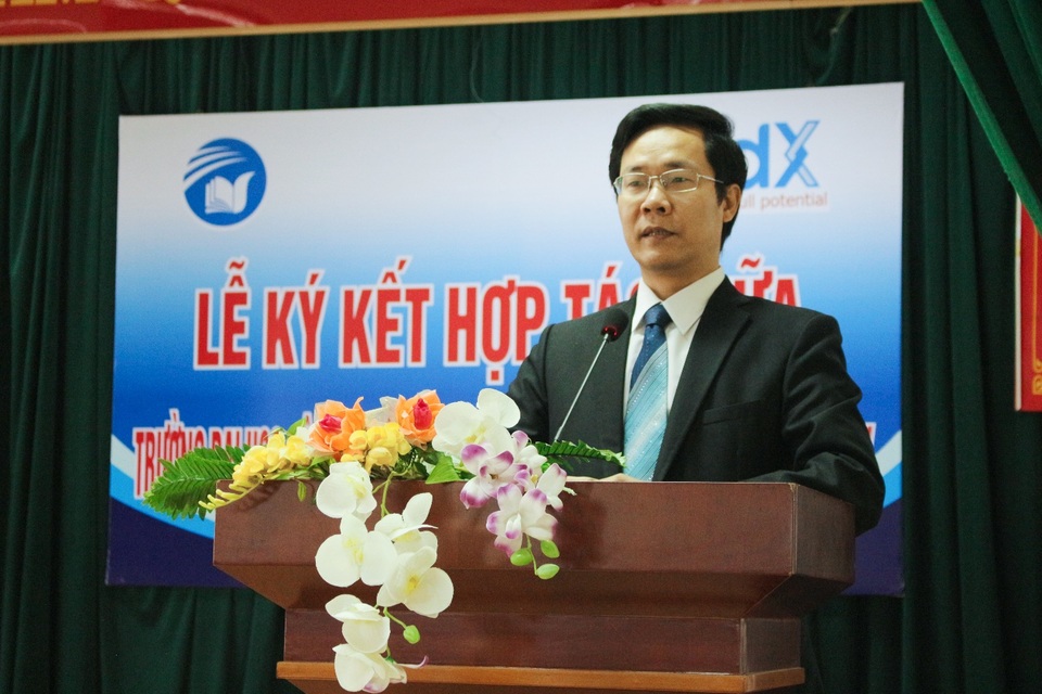 Ký kết hợp tác giữa ICTU với EDX - 2 TS. Nguyễn Văn Tảo – Hiệu trưởng nhà trường giới thiệu về ICTU.