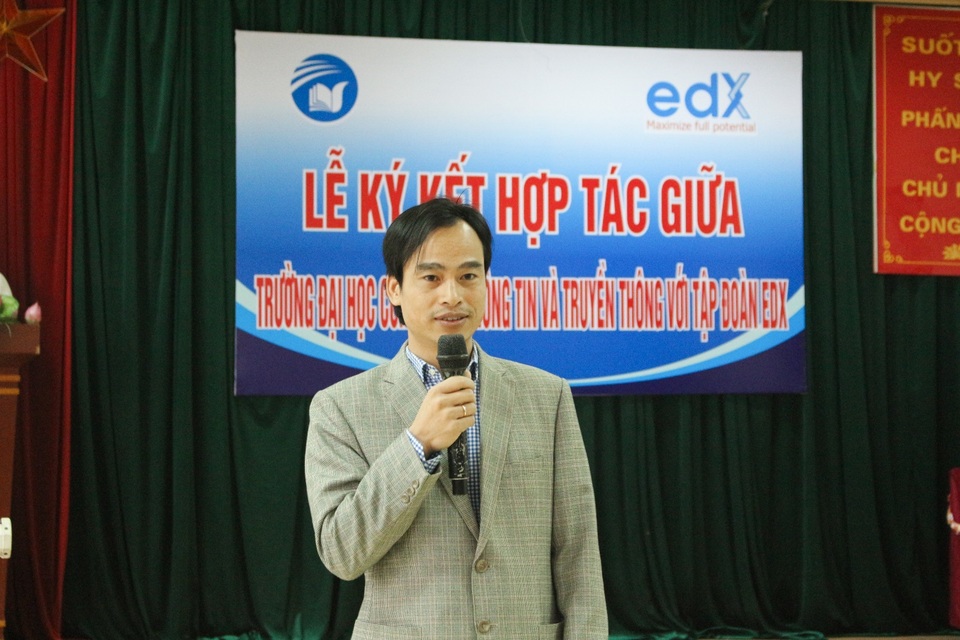 Ký kết hợp tác giữa ICTU với EDX - 3 Ông Nguyễn Đình Hùng – Chủ tịch tập đoàn EDX giới thiệu về Tập đoàn.