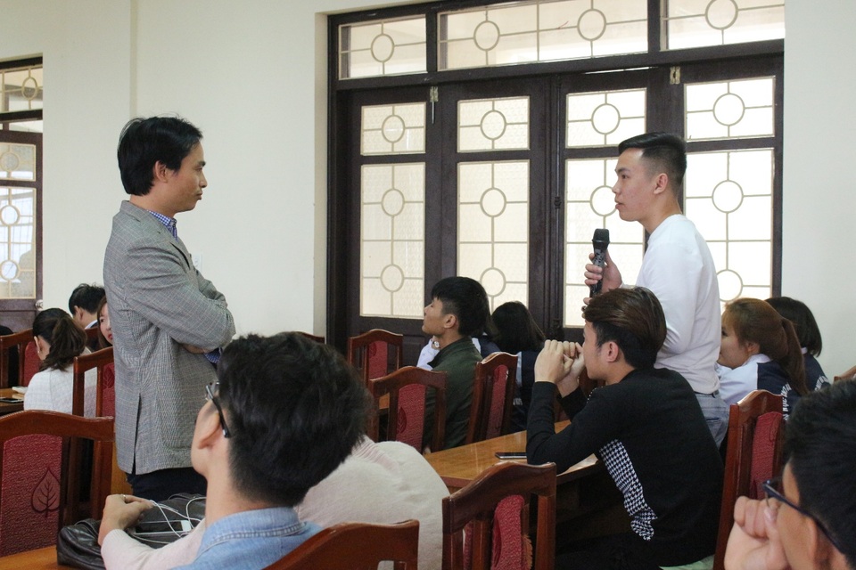 Ký kết hợp tác giữa ICTU với EDX - 4 Sinh viên hào hứng đặt câu hỏi, bày tỏ sự quan tâm của mình đối với cơ hội việc làm mới này.