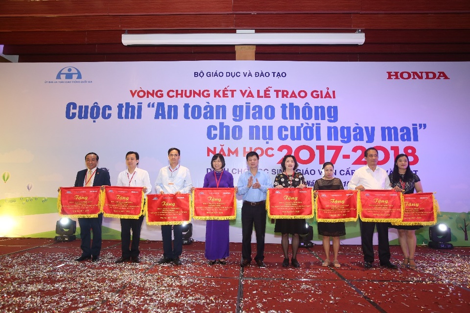 Tăng cường hoạt động giáo dục an toàn giao thông trong trường học - 4 BTC vinh danh các sở GD&ĐT có thành tích tốt trong cuộc thi