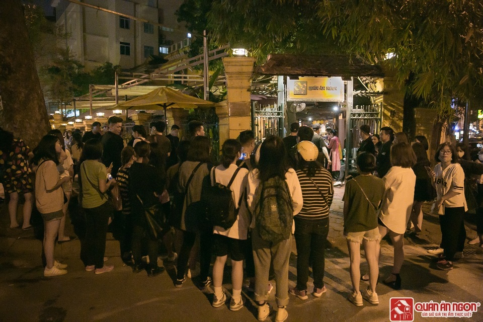 Đám đông fan đứng chật kín trước cửa nhà hàng Quán Ăn Ngon khi đoàn nghệ sỹ xuất hiện