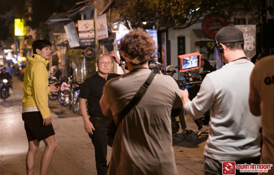 HLV Park Han Seo cùng nam diễn viên Lee Sang Yoon xuất hiện đầu tiên …