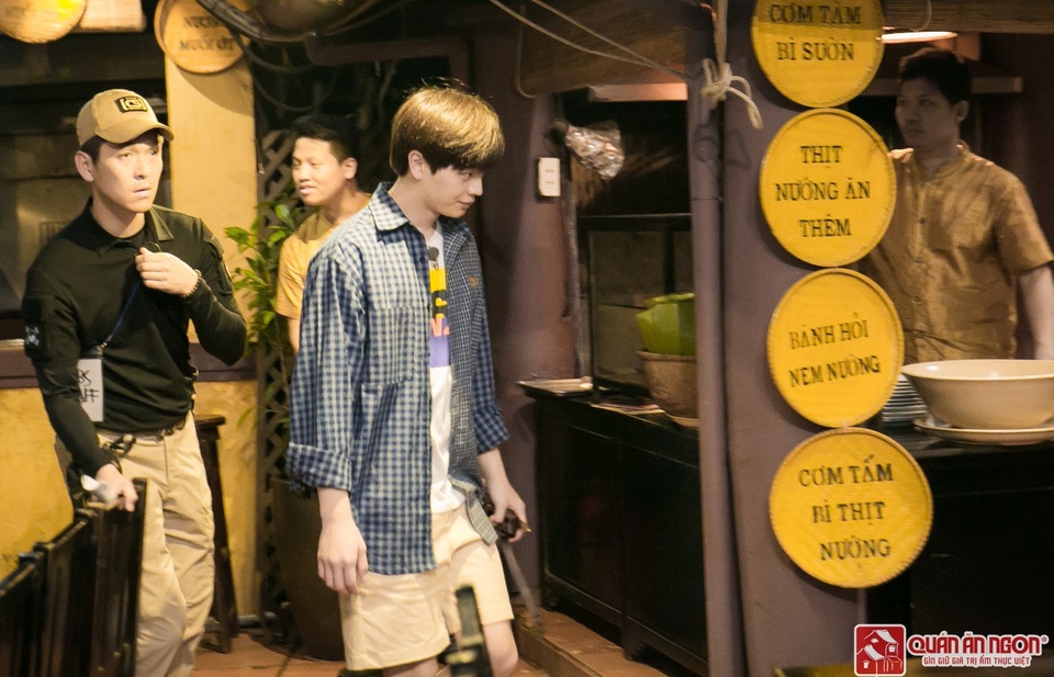 Anh chàng thần tượng điển trai nhóm BTOB - Yook Sung Jae tranh thủ dạo một vòng ngắm nhìn các quầy hàng truyền thống của Quán Ăn Ngon và rất thích thú khi được tận mắt chứng kiến những bàn tay khéo léo của các đầu bếp nơi đây chế biến món ăn trực tiếp.