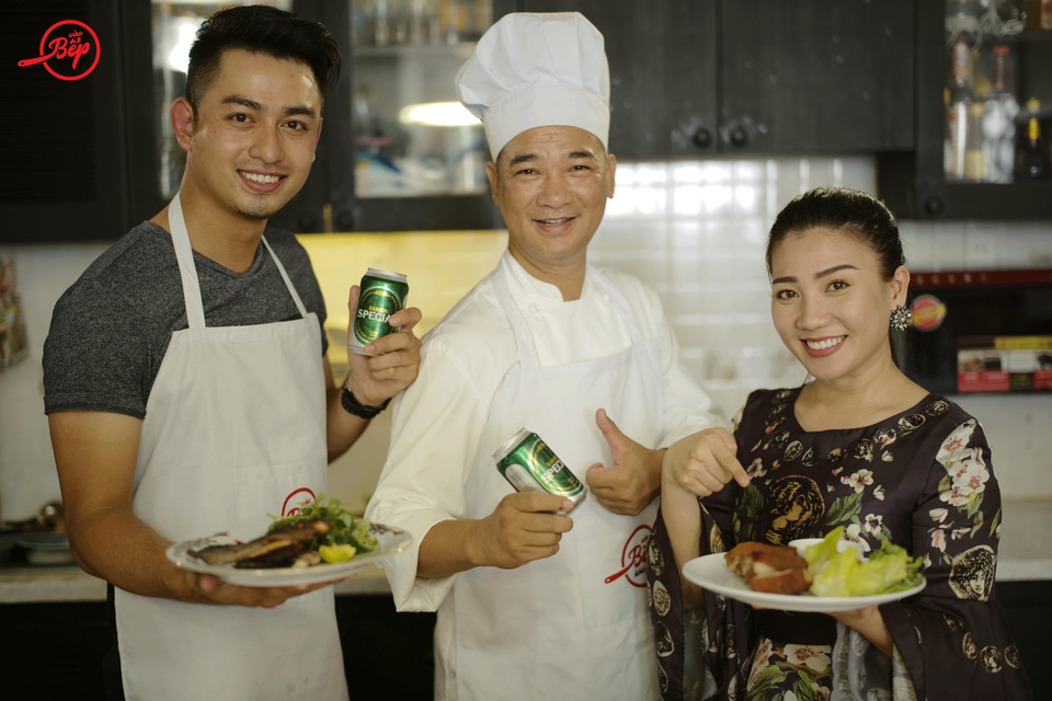 Điểm lại những ấn tượng khó quên của chương trình truyền hình “Vào bếp khó gì” - 6 Hoàng Long đã rất nhanh chóng thành công với hai món ăn bổ dưỡng dành tặng vợ: Chân giò chiên giòn và Gỏi rau càng cua, cá ngừ