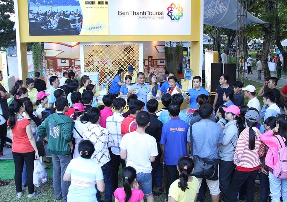 Benthanh Tourist tung chương trình khuyến mãi kép “Hè rực rỡ, giảm hết cỡ” - 2 Khách hàng rất háo hức tham khảo các chương trình của Benthanh Tourist