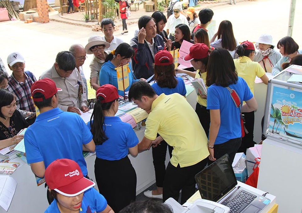 Benthanh Tourist tung chương trình khuyến mãi kép “Hè rực rỡ, giảm hết cỡ” - 4 Khách tham quan rất háo hức tham gia chương trình rút thăm trúng thưởng tại gian hàng Benthanh Tourist trong Ngày hội du lịch.